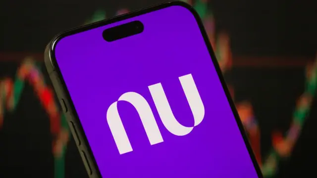 Un iPhone muestra la marca de NU con el fondo morado y las letras blancas. 