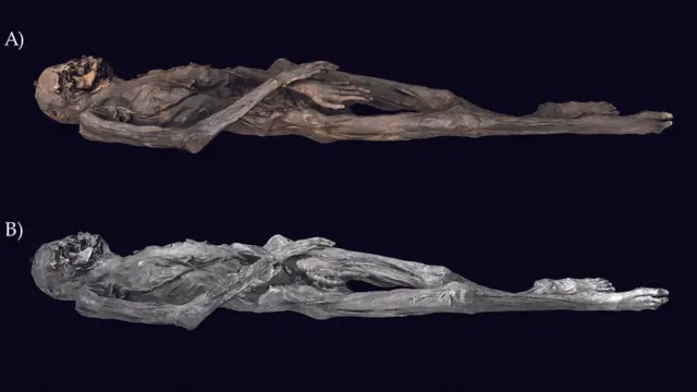 Dos imágenes en 3D de la momia de hielo. Muestran un esqueleto con la mano cruzada y los pies estirados.