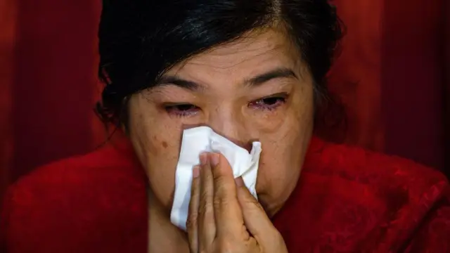 Esta fotografía, tomada el 22 de junio de 2020, muestra a Susanna Liew, esposa del pastor cristiano malasio secuestrado Raymond Koh, secándose las lágrimas durante una entrevista con la Agencia France-Presse en su residencia de Kuala Lumpur. 