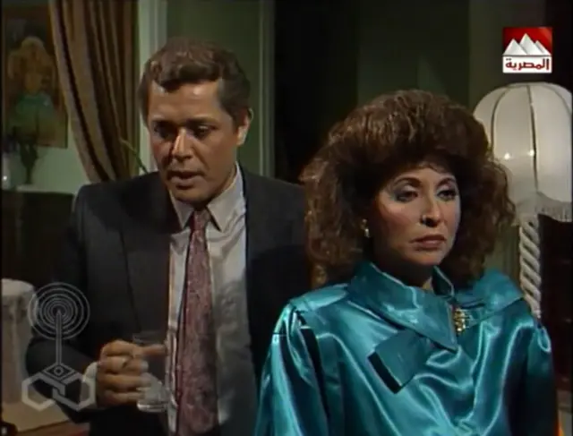 Imagen de la serie de TV con el espía y una mujer