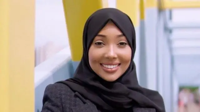 Kowsar Mohamed en primer plano, con rostro sonriente