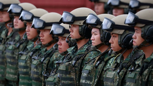 El personal militar taiwanés escucha el discurso del presidente taiwanés Lai Ching-te (William Lai) (no aparece en la imagen).