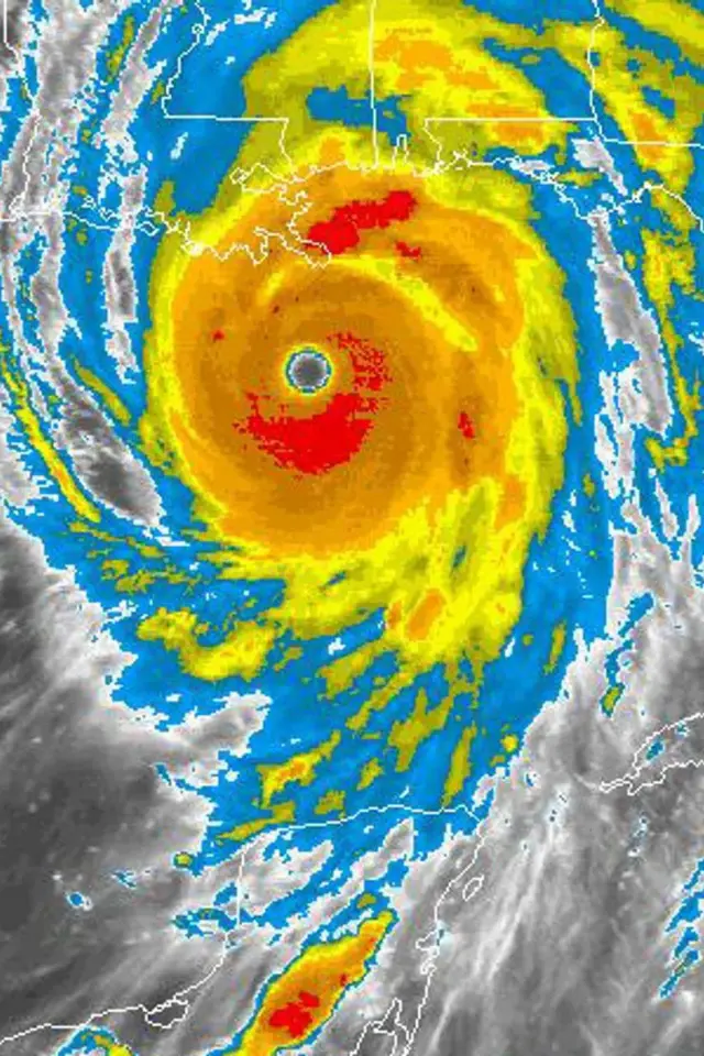 Fotografía satelital a color que muestra un huracán de gran intensidad.