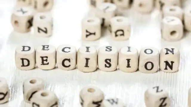 Ocho dados con letras colocados sucesivamente para formar la palabra 