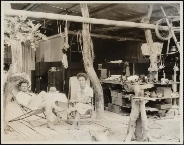 Friedrich Ritter junto a Dora en su casa de la isla Floreana en Galápagos