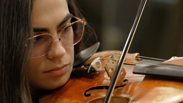 Pathrycia Mendonça mientras toca el violín