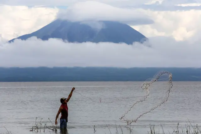 Pescador en lago Cocibolca en Nicaragua