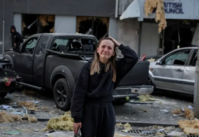 Una mujer llora tras los ataques rusos en Kyiv.