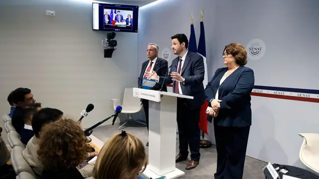 Los senadores Alexandre Ouizille (centro), Laurent Burgoa (izq) y Antoinette Guhl (der) en una conferencia de prensa en mayo