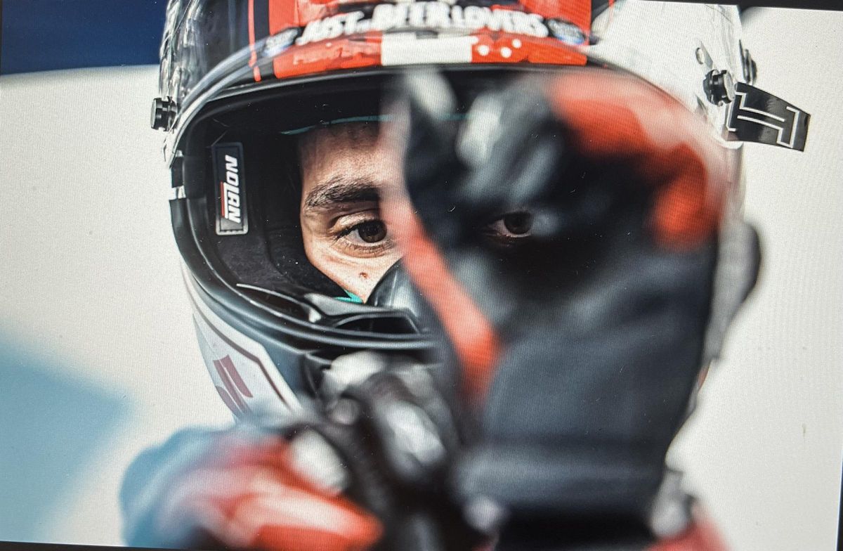 Alex Rins se ajusta los guantes en la parrilla de MotoGP.