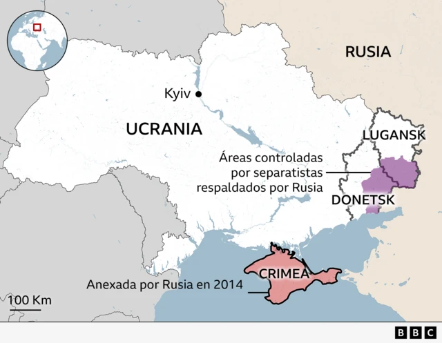 Mapa de Ucrania antes de la guerra, que muestra Ucrania y Rusia. Las zonas clave resaltadas son Crimea, que fue totalmente anexada por Rusia en 2014; Lugansk y Donetsk están marcadas; una gran franja al este de ambas regiones, sombreada en púrpura, representa áreas bajo control de separatistas respaldados por Rusia. La capital, Kyiv, también está marcada y un recuadro muestra la ubicación de Ucrania en Europa.