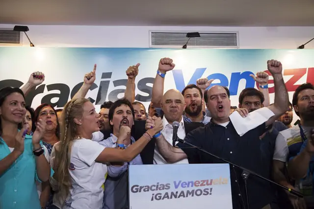 Líderes de la oposición venezolana celebran tras su triunfo en las elecciones parlamentarias de 2015.