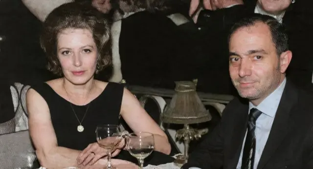 Versión coloreada con IA de una fotografía histórica en blanco y negro que muestra al agente de inteligencia egipcio Refaat Al-Gammal (derecha), con su esposa Waltraud (izquierda). La foto fue tomada en el verano de 1964.