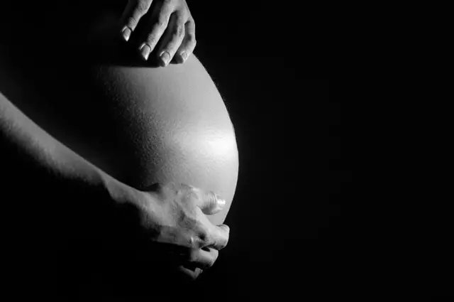 La barriga de una mujer embarazada.