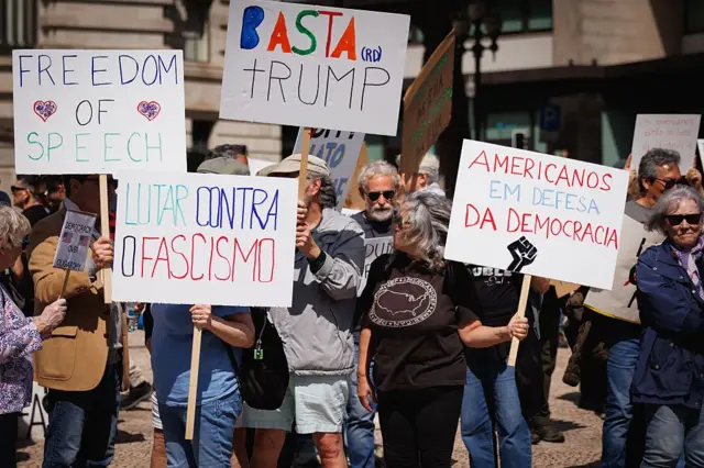 Personas protestan contra Trump en Portugal