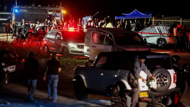 Un operativo de búsqueda en la noche, con unidades del ejército y vehículos policiales en la región costera de Herzliya en Israel (2 de noviembre 2025)