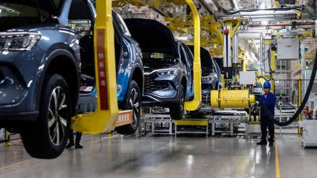 un trabajador en una línea de producción de automóviles eléctricos chinos