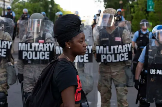 Manifestante contra el racismo en una protesta por la muerte del afroamericano George Floyd afuera de la Casa Blanca en 2020.