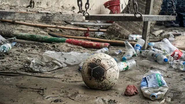 Un balón de fútbol chamuscado se ve entre los escombros del incidente.
