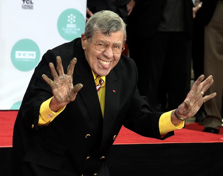 Jerry Lewis, con las manos manchadas de cemento. Foto EFE