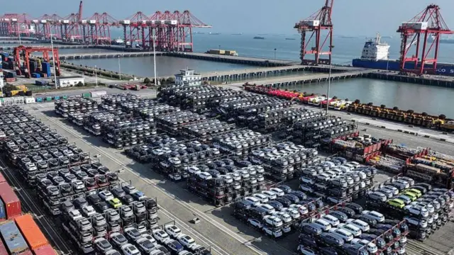 Filas de autos a punto de ser embarcados en el puerto