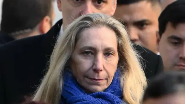 Karina Milei, una mujer rubia y de tez blanca. Es hermana del presidente Javier Milei y secretaria de la presidencia.