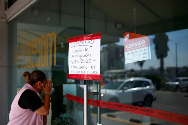 Una mujer frente al salón de belleza