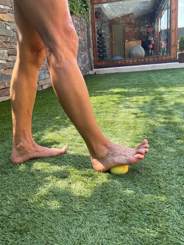 Alicia García muestra cómo es el movimiento del pie con la pelota.