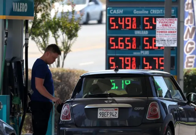 Un hombre carga gasolina en Estados Unidos