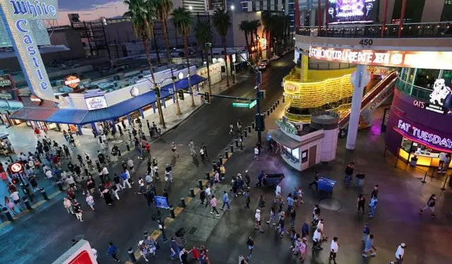 La gente visita la Experiencia Fremont Street el 30 de agosto de 2025 en el centro de Las Vegas, Nevada. (Foto: Ethan Miller/Getty Images)