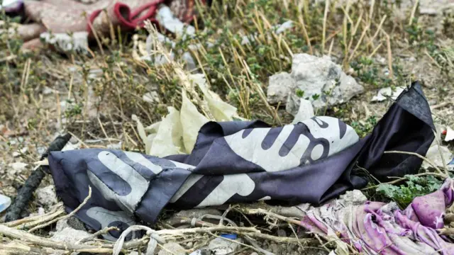 Una bandera del grupo Estado Islámico (EI) desechada en el suelo en la aldea de Baghouz, en la provincia oriental siria de Deir Ezzor, cerca de la frontera iraquí, en marzo de 2019.