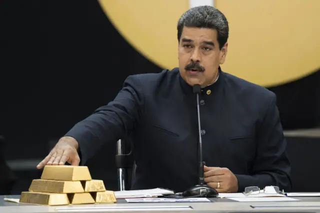 Maduro junto a unos lingotes de oro