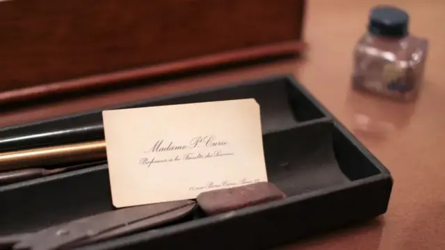 Una tarjeta de presentación antigua con el nombre de Madame Marie Curie
