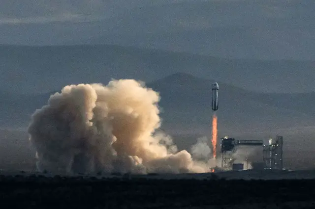 Una una de Blue Origin despegando desde la plataforma de lanzamiento.