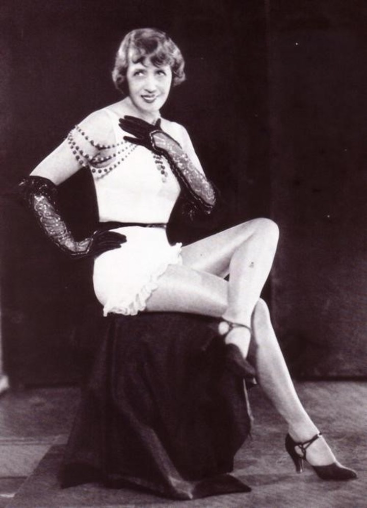 Mistinguett se acostó con un príncipe alemán y obtuvo información vital para detener el avance del ejército alemán en 1918. 