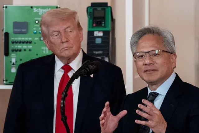 Donald Trump mira de reojo al director ejecutivo y cofundador de Nvidia, Jensen Huang, durante una rueda de prensa