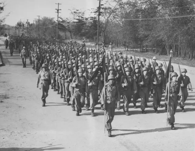 Soldados de Puerto Rico caminan uniformados durante un entrenamiento previo a ser enviados a la guerra de Corea.