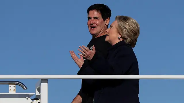 El empresario Mark Cuban junto a la entonces candidata demócrata a presidenta de Estados Unidos, Hillary Clinton, llegando al aeropuerto de Detroit, Chicago, el 4 de noviembre de 2016.