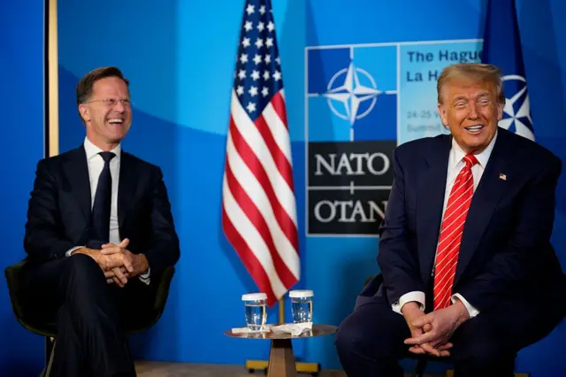 El secretario general de la OTAN, Mark Rutte (izq.), ríe con Donald Trump durante la la cumbre de la OTAN en La Haya