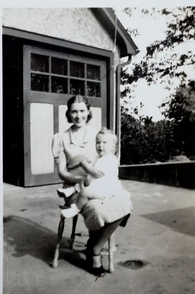 La madre de Trump, Mary Anne MacLeod, sentada con la pequeña Maryanne, hermana del presidente, sentada en su regazo, en una fotografía tomada en Escocia en 1938