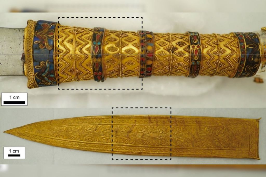 Detalle del puño dorado de la daga de hierro de Tutankamón (parte superior) junto con su funda de oro correspondiente (parte inferior)