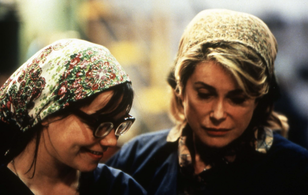 La cantante Björk y la actriz Catherine Deneuve en una escena de la peli Bailarina en la oscuridad.