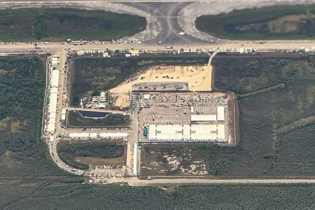 Vista aérea del viejo aeródromo en los Everglades convertido en centro migratorio.