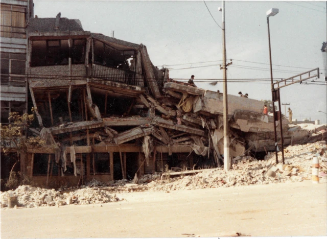 Un edificio colapsado tras el sismo de 1985