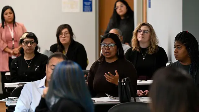 Esther Martinez, organizadora del Northwest Center (en el centro con gafas), habla durante un evento con la abogada Rebekah Azar (no en la foto) en Healthcare Alternative Systems el 30 de octubre de 2025 en Chicago, Illinois. Azar Rashidfarokhi habló sobre el proceso de obtener la tutela de menores cuyos familiares han sido separados por agentes de Inmigración y Control de Aduanas debido al arresto o deportación de sus padres. La Patrulla Fronteriza de EE. UU., Inmigración y Control de Aduanas y otros agentes federales están en Chicago y sus suburbios cercanos haciendo cumplir las leyes de inmigración durante la 