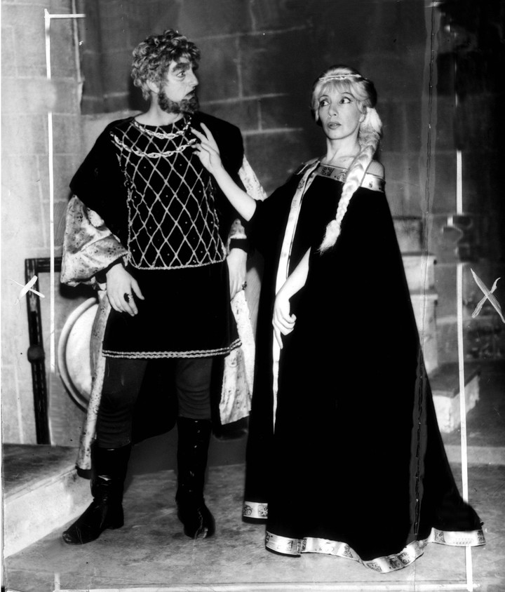 Héctor Alterio, en Lady Godiva, en 1963. Lo acompaña Alejandra Boero.