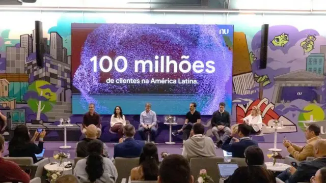 Un panel de Nu celebra la llegada a los 100 millones de clientes.