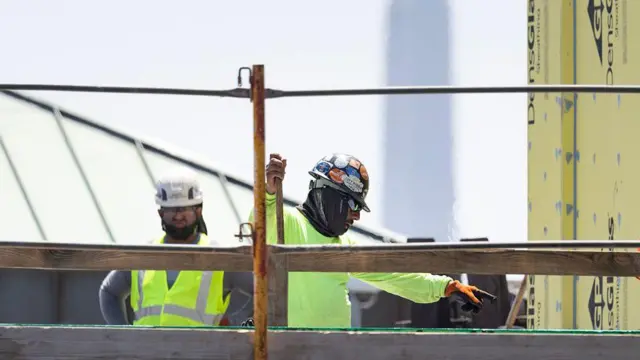 trabajadores en una obra de construcción 