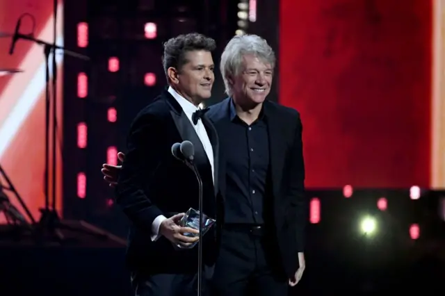 Carlos vives y jon bon jovi en los Latin Grammy 