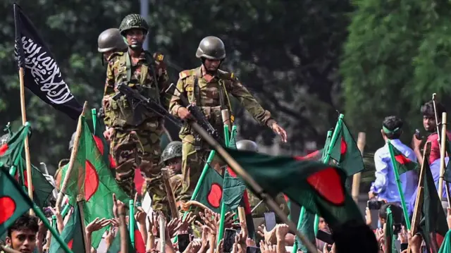 Manifestantes marchan hacia el palacio de la primera ministra Sheikh Hasina el 5 de agosto de 2024.